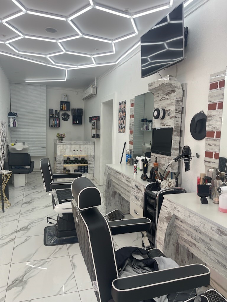 ST Frisør salonen indvendigt med klassiske barber-stole og hexagonal LED-belysning